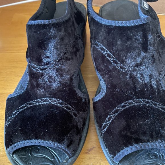 Bzees Comfort Wedge Sandal Black Crushed Velvet Open Toe Lightweight Drama 10W - Picture 4 of 11